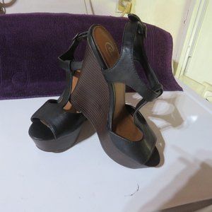 Candie's Black Leather Platform Sandals / Sz. 7